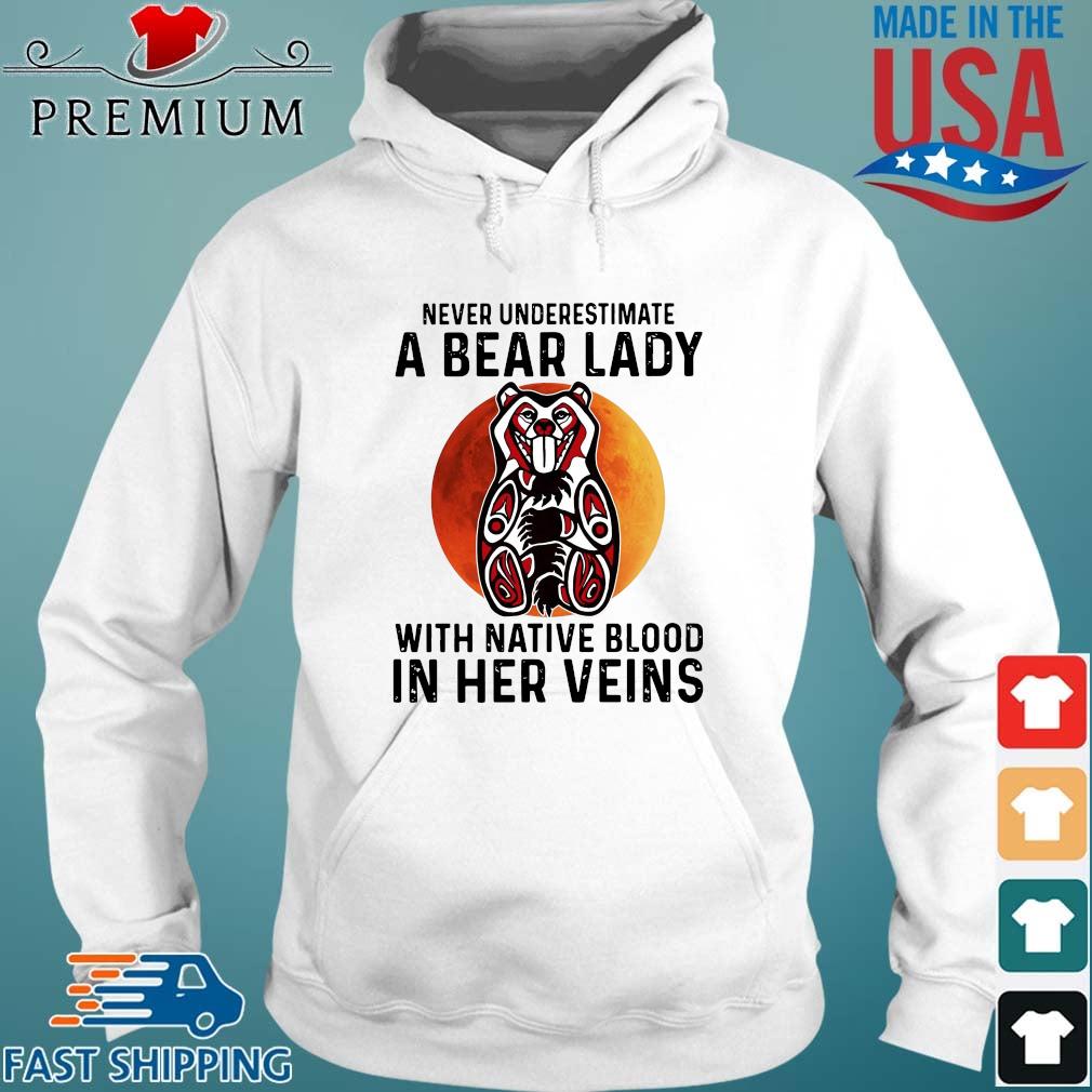 Never underestimate a bear lady with native blood in her veins s Hoodie trang