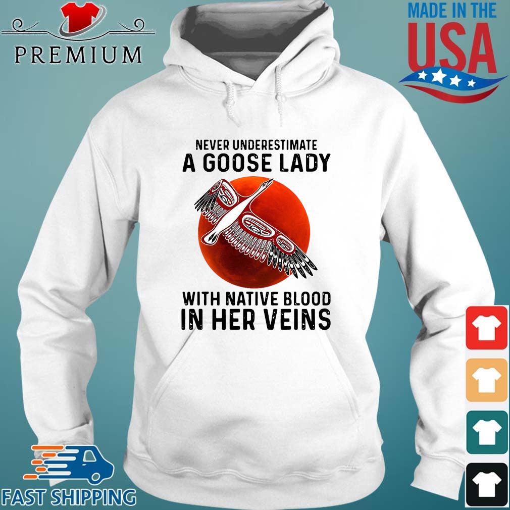 Never underestimate a goose lady with native blood in her veins s Hoodie trang