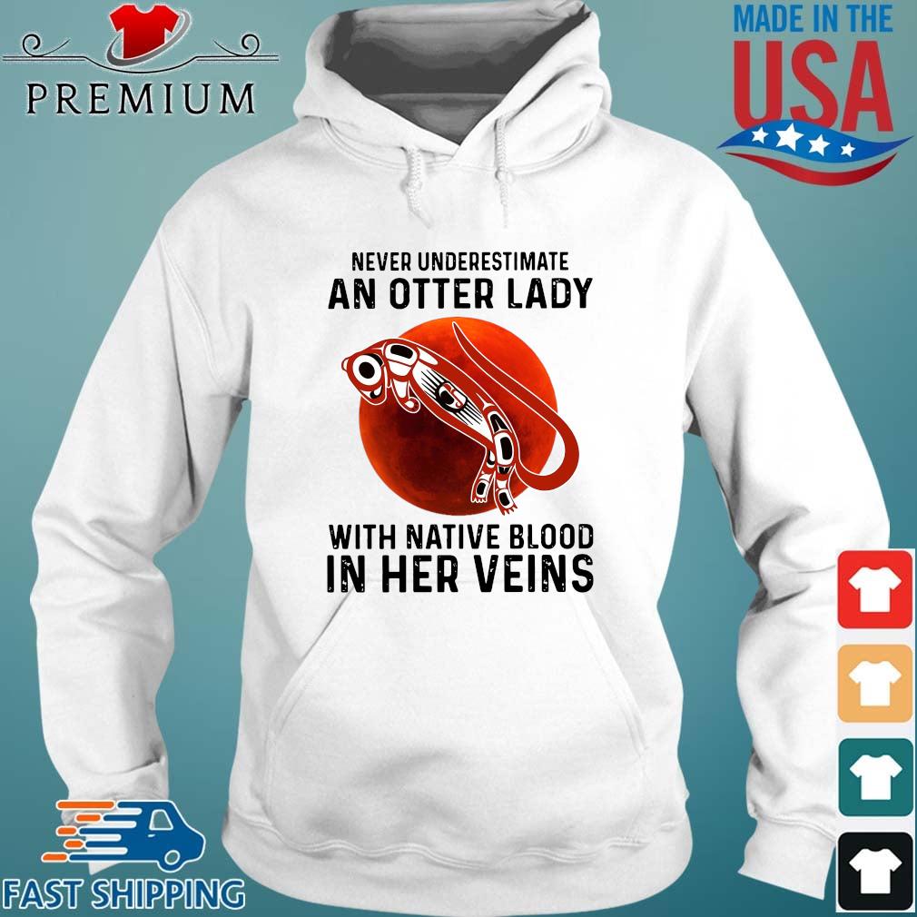 Never underestimate an otter lady with native blood in her veins s Hoodie trang